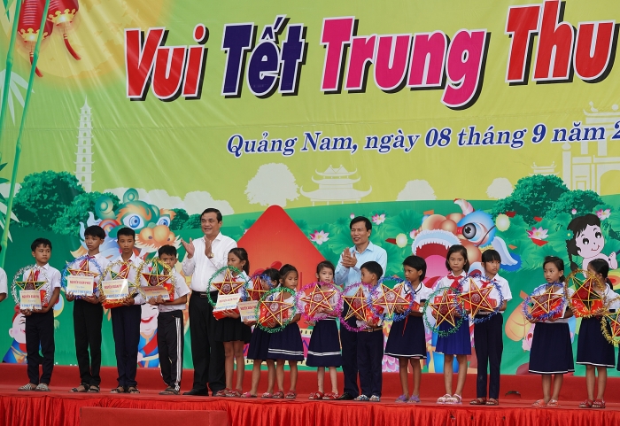 Thủ tướng tặng quà Trung thu cho trẻ em nghèo tỉnh Quảng Nam thu tuong nguyen xuan phuc tang qua trung thu cho tre em ngheo