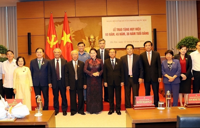 Chủ tịch Quốc hội dự Lễ trao tặng Huy hiệu 60 năm, 45 năm, 30 năm tuổi Đảng