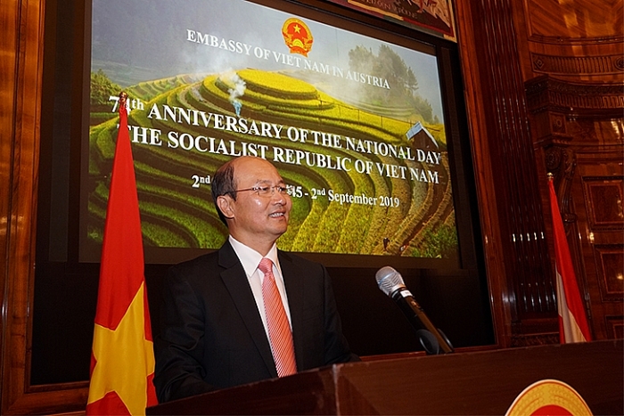 trang trong ky niem 74 nam quoc khanh viet nam tai ao