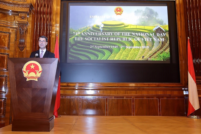 trang trong ky niem 74 nam quoc khanh viet nam tai ao