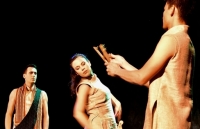 viet han hop tac lam nhac kich co gai va chiec xe may