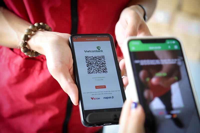 Người dùng trải nghiệm thanh toán bằng mã QR động qua app ngân hàng trên điện thoại di động (Ảnh: J&T Express).