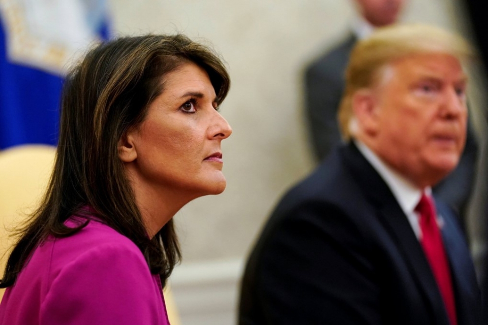 Đại sứ Mỹ tại Liên hợp quốc Nikki Haley trò chuyện với Tổng thống Mỹ Donald Trump tại phòng Bầu Dục ngày 9/10. (Nguồn: Evening Standard) Cựu Đại sứ Mỹ tại LHQ cảm thấy 'thất vọng' vì cựu Tổng thống Donald Trump
