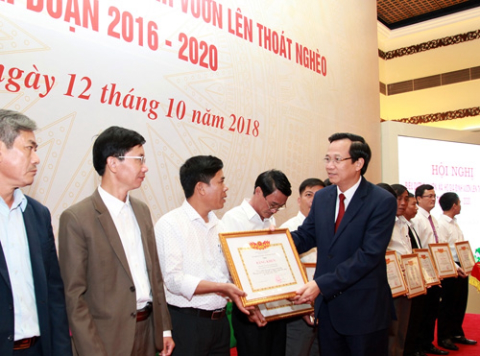 Tôn vinh 8 huyện, 38 xã và 30 hộ gia đình thoát nghèo ton vinh 8 huyen 38 xa va 30 ho gia dinh thoat ngheo