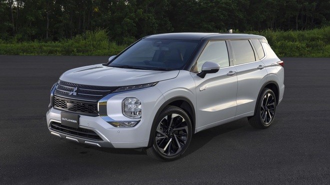 Cận cảnh Mitsubishi Outlander PHEV 2022 trước ngày ra mắt
