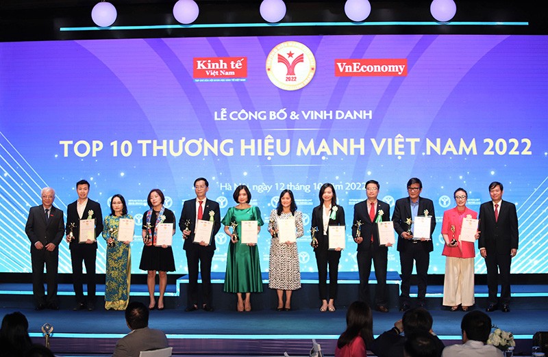 Đại diện Vietcombank, bà Phùng Nguyễn Hải Yến – Phó Tổng giám đốc (thứ 6 từ trái sang) cùng các đại diện đơn vị thuộc Top 10 “Thương hiệu mạnh Việt Nam năm 2022”.