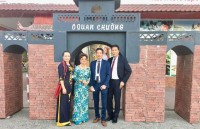 co gai viet mo lam su gia huu nghi