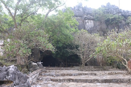 Động Hồ Công với cảnh đẹp say lòng bao du khách.