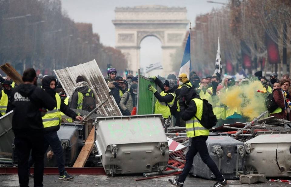 Than hồng ẩn mình dưới tro