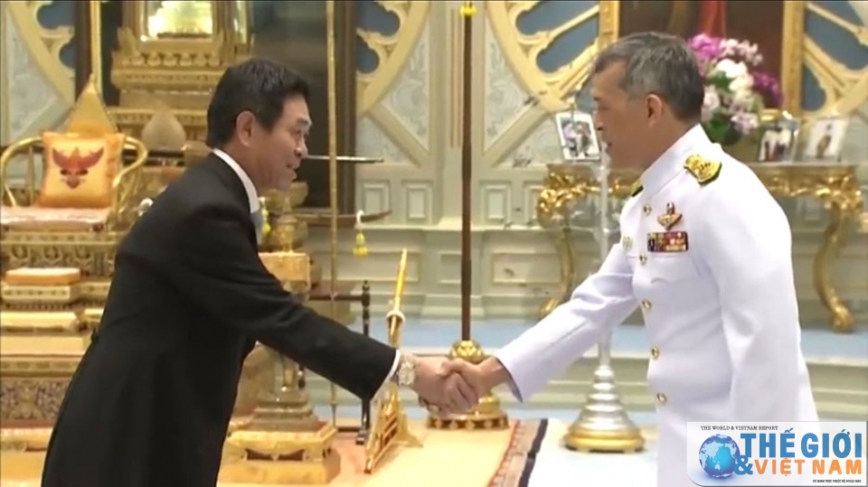 Đại sứ Việt Nam tại Thái Lan trình Quốc thư lên Nhà Vua da i su vie t nam ta i tha i lan tri nh quo c thu len nha vua