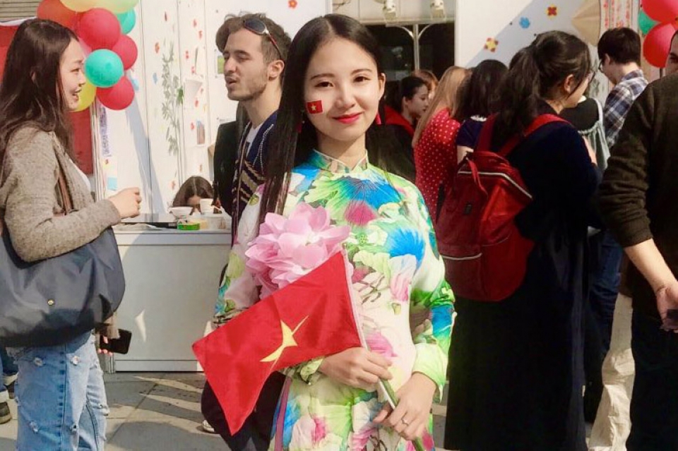 Cô gái Việt mơ làm sứ giả hữu nghị co gai viet mo lam su gia huu nghi