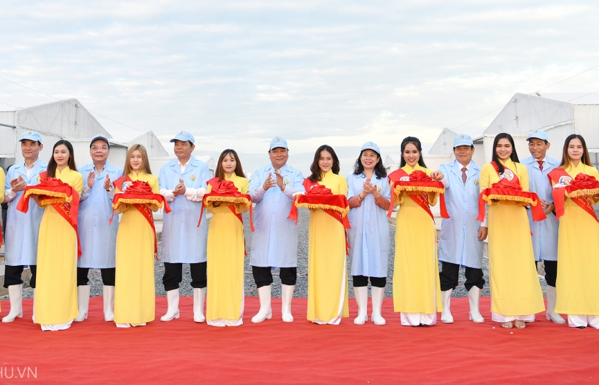 Thủ tướng Nguyễn Xuân Phúc dự khánh thành khu sản xuất cá tra giống trên sông Tiền