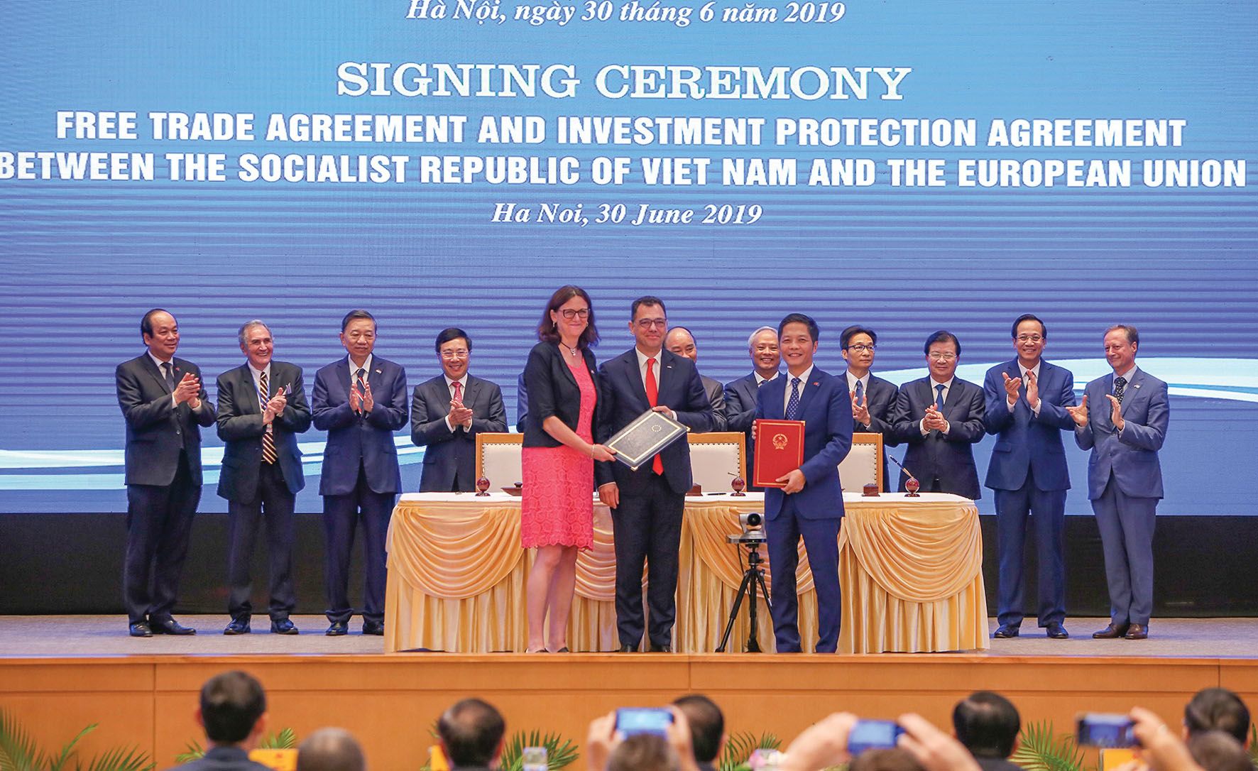 10 dau an doi ngoai viet nam 2019 do bao tgvn binh chon