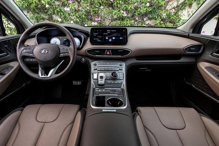 Nhiều vật liệu cao cấp được sử dụng cho khoang nội thất. Nhiều vật liệu cao cấp được sử dụng cho khoang nội thất.