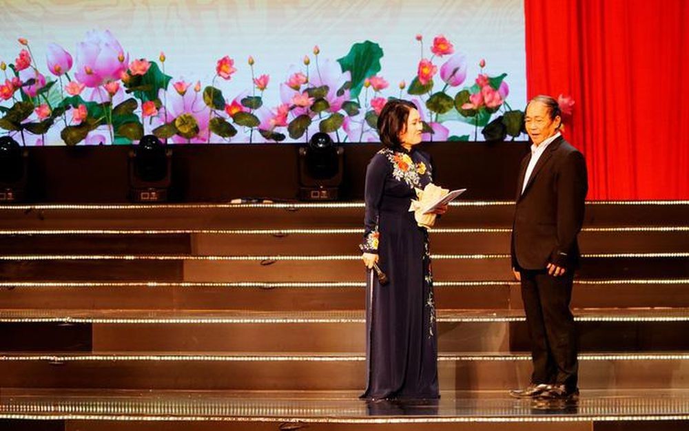 Ông Võ Văn Bình (66 tuổi), đại biểu dự Đại hội Thi đua yêu nước toàn quốc lần thứ X, chia sẻ câu chuyện cứu sống gần 100 khỏi dòng lũ dữ.