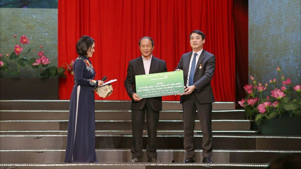 Cảm động câu chuyện hai ông cháu lái đò cứu gần 100 người thoát dòng lũ dữ