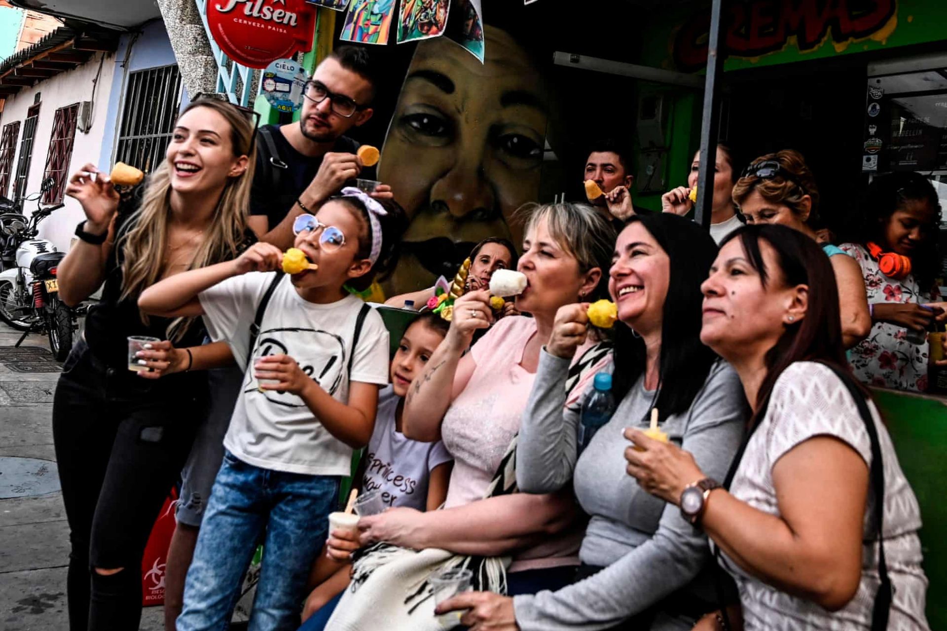 comuna 13 tu thanh pho nguy hiem nhat the gioi den thanh dia du lich colombia