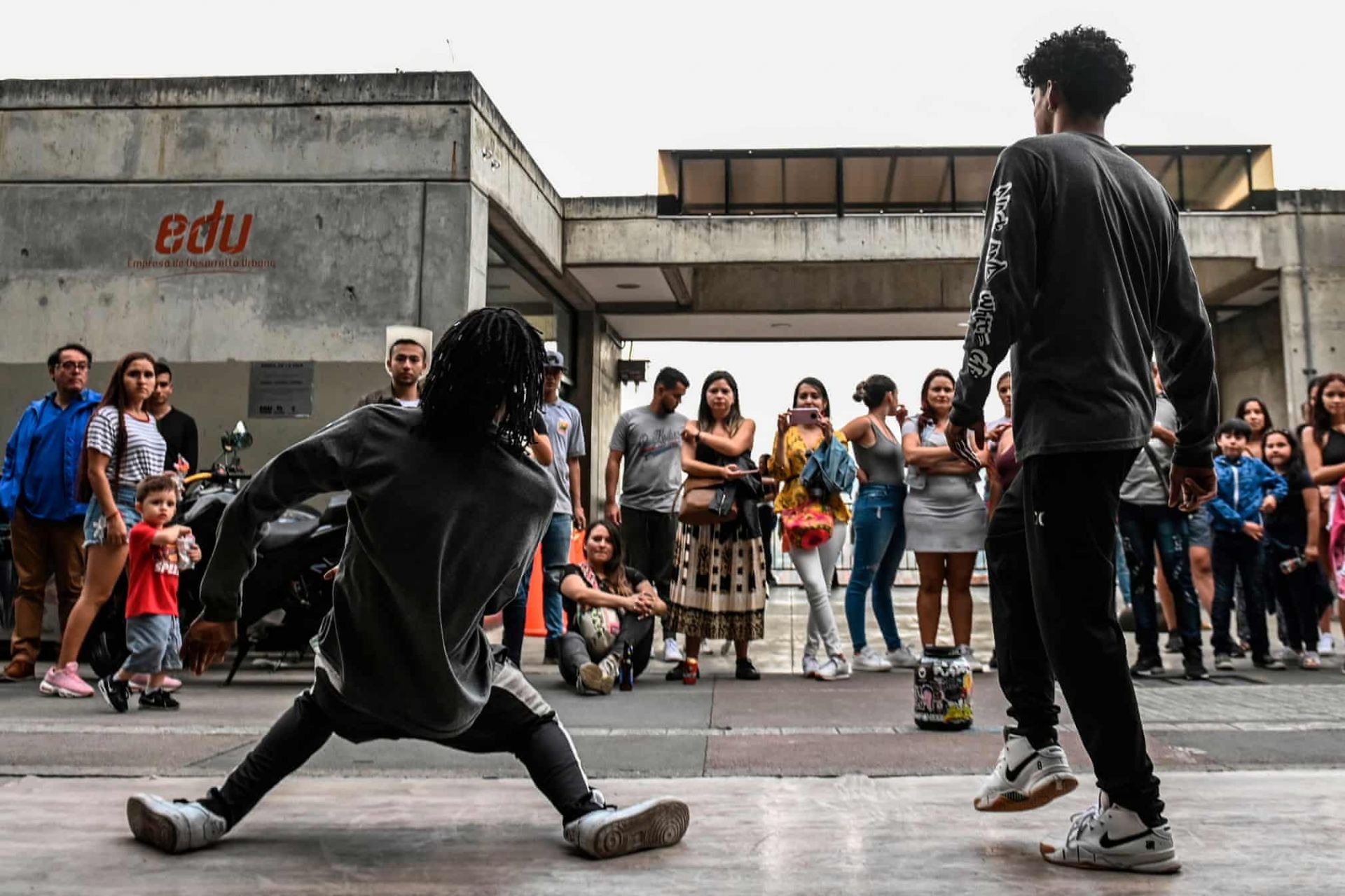 comuna 13 tu thanh pho nguy hiem nhat the gioi den thanh dia du lich colombia