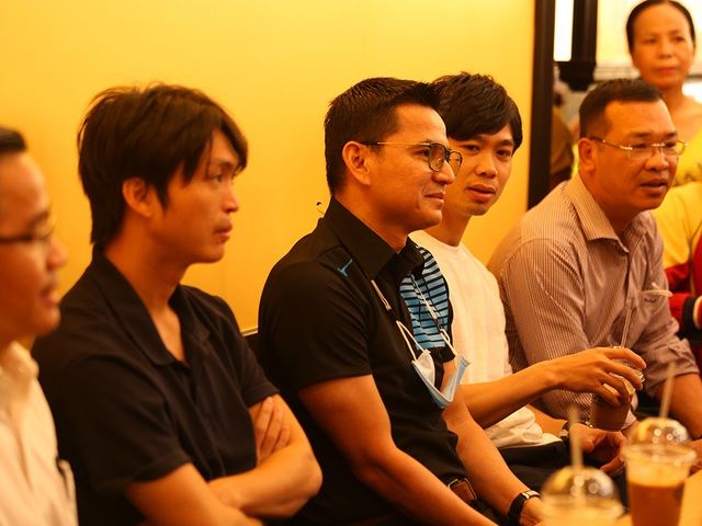 Đây là lần đầu tiên sau hơn chục năm, những con người này chạm mặt nhau ngoài đời, sau khi Kiatisuk rời HA Gia Lai nhiều năm trước, lúc Công Phượng và Tuấn Anh mới 12 - 13 tuổi.