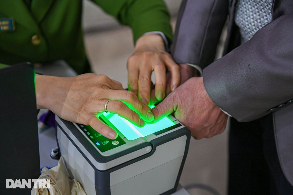 Trang thiết bị nhận diện khuôn mặt, vân tay đều là loại mới được đưa vào phục vụ người dân trong việc cấp CCCD theo mẫu mới.