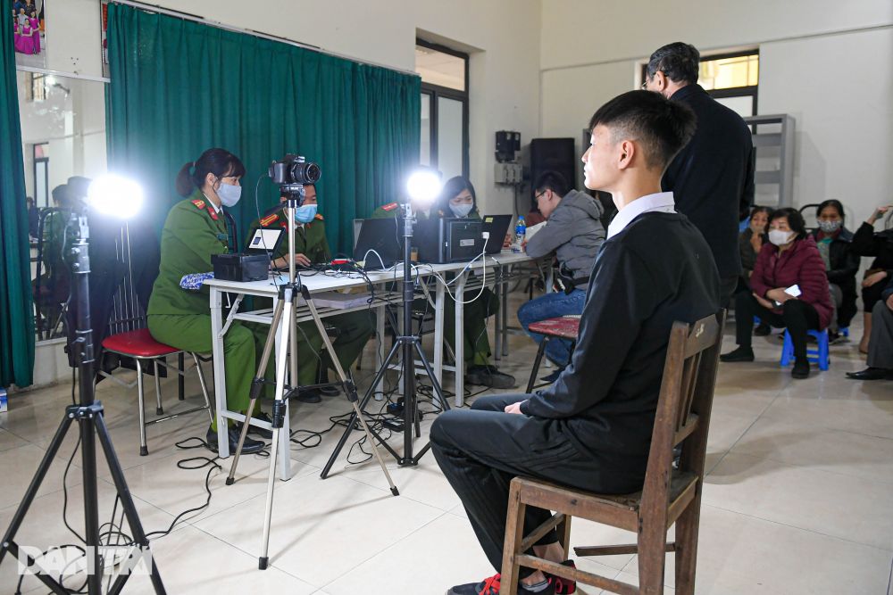 Thủ tục cấp CCCD mẫu mới rất tiện lợi và nhanh chóng, chỉ cần xuất trình CMND cũ hoặc thẻ CCCD mã vạch để cán bộ công an đối chiếu thông tin có trong cơ sở dữ liệu CCCD đã thu thập từ trước đó, không cần phải điền vào tờ khai như trước đây.