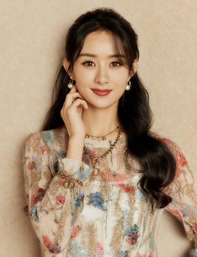 Triệu Lệ Dĩnh bị chê 'kém sang' khi diện đồ hiệu cao cấp