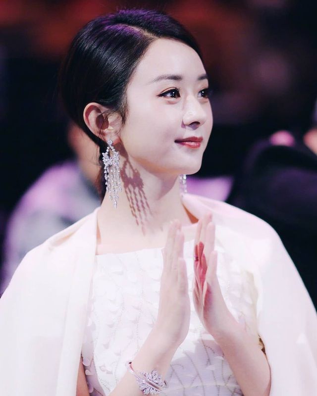 Triệu Lệ Dĩnh bị chê 'kém sang' khi diện đồ hiệu cao cấp