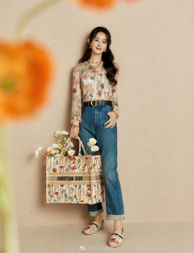 Triệu Lệ Dĩnh bị chê 'kém sang' khi diện đồ hiệu cao cấp