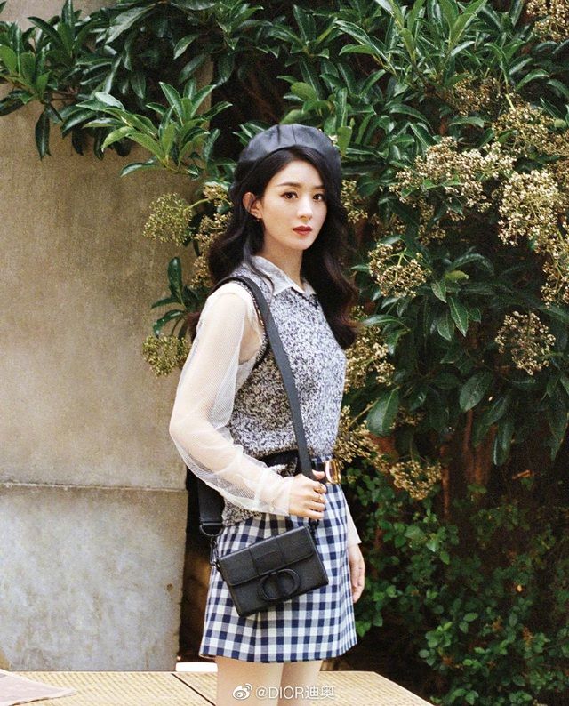 Triệu Lệ Dĩnh bị chê 'kém sang' khi diện đồ hiệu cao cấp