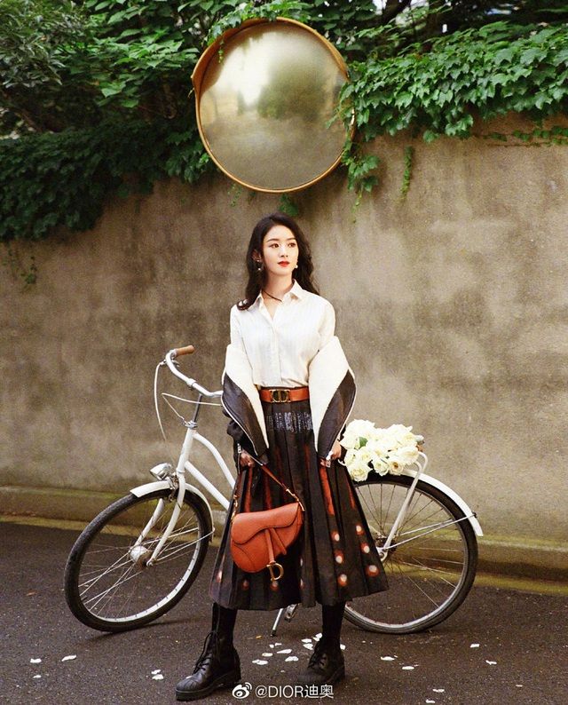 Triệu Lệ Dĩnh bị chê 'kém sang' khi diện đồ hiệu cao cấp