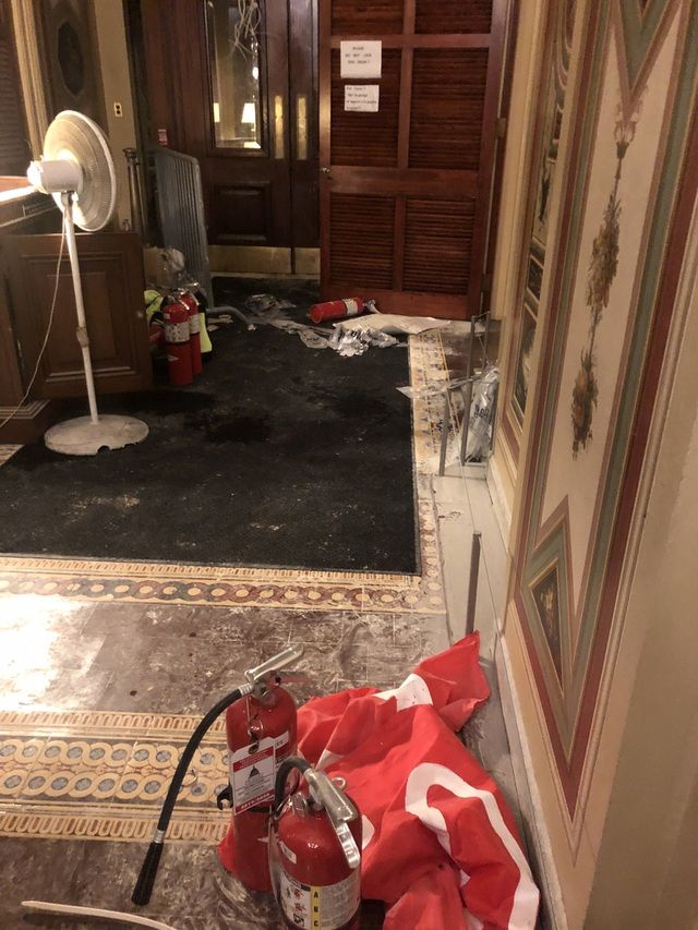 Cảnh tan hoang của Trụ sở quốc hội Mỹ sau 'cơn bão' biểu tình Cảnh tan hoang của tòa nhà quốc hội Mỹ sau 'bão' biểu tình