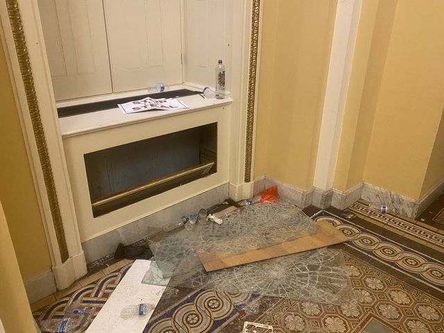 Cảnh tan hoang của Trụ sở quốc hội Mỹ sau 'cơn bão' biểu tình Cảnh tan hoang của tòa nhà quốc hội Mỹ sau 'bão' biểu tình