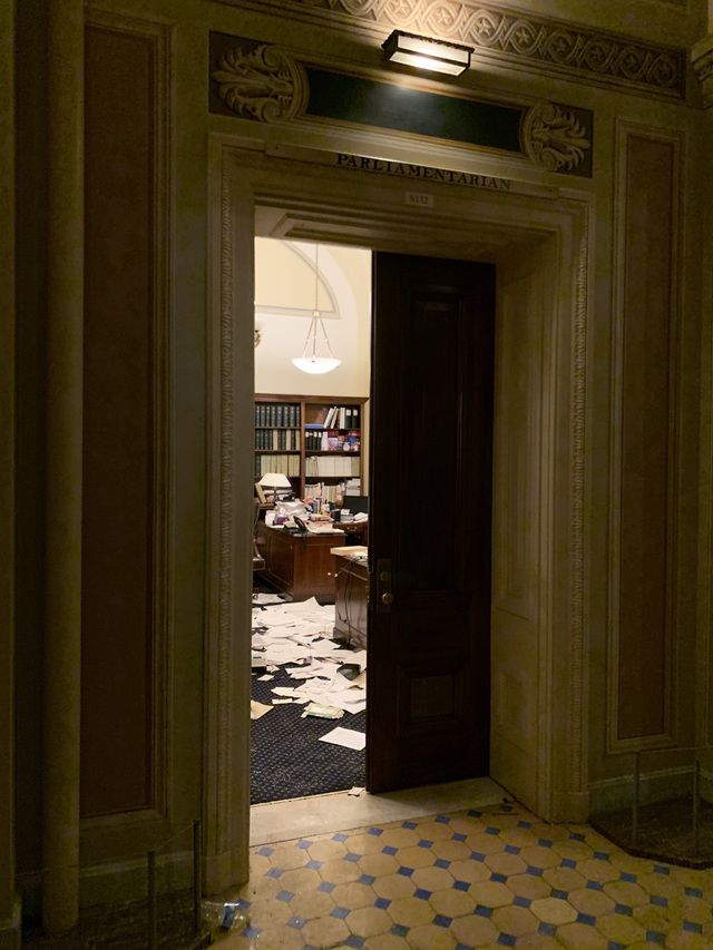 Cảnh tan hoang của Trụ sở quốc hội Mỹ sau 'cơn bão' biểu tình Cảnh tan hoang của tòa nhà quốc hội Mỹ sau 'bão' biểu tình