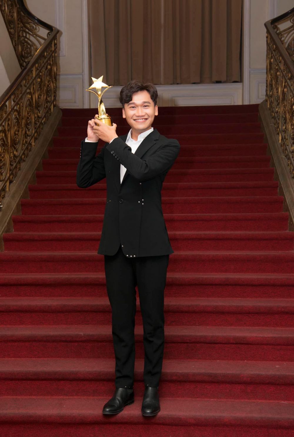 Sao Việt tuần qua: Hà Hồ khoe con trai, Xuân Bắc tặng Vân Dung 'quà độc', Hoà Minzy khoe căn hộ tiền tỷ