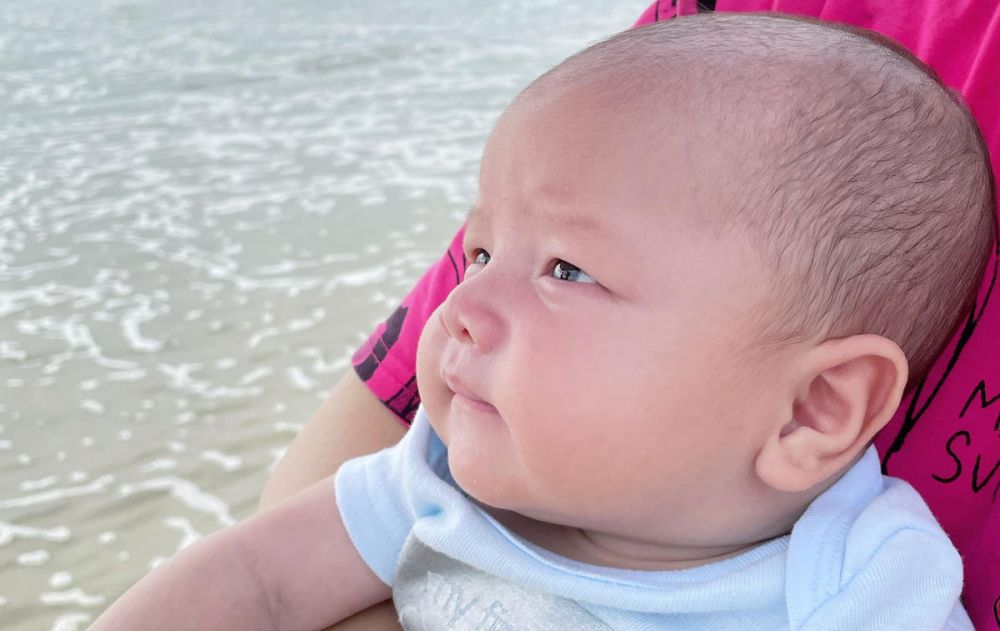 Hà Hồ lần đầu khoe rõ gương mặt con trai Leon - một trong hai bé song sinh khi nghỉ dưỡng cùng gia đình.