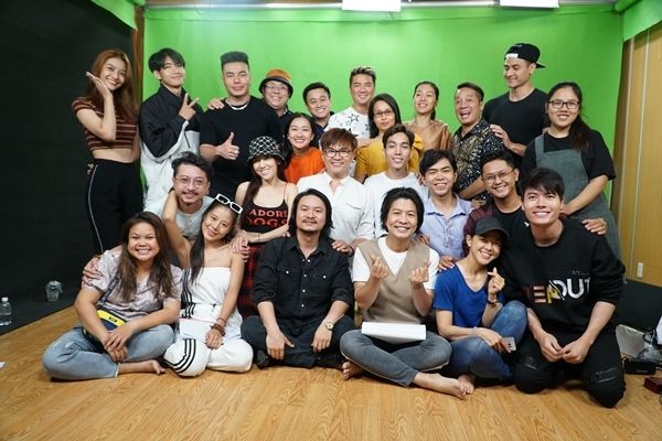 Táo Xuân 2021 vừa hé lộ hình ảnh hậu trường tập luyện của các nghệ sĩ cho xuân Tân Sửu. Bước sang mùa thứ tư,chương trình với chủ đề Theo dấu Ngọc Hoàng sẽ tổng kết lại những sự kiện nóng ở của các lĩnh vực, đặc biệt là lĩnh vực y tế chịu nhiều ảnh hưởng 