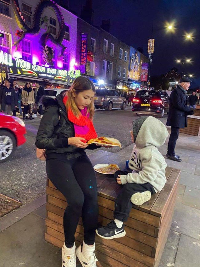 Trước đó, Ngọc Quyên từng chia sẻ vì muốn tiết kiệm tiền để lo cho con, cô chọn ăn bánh mỳ cả ngày.