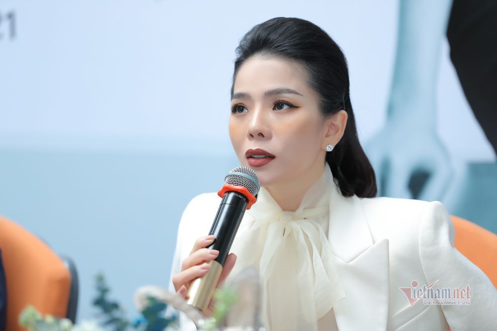 Giữa thông tin lùm xùm về cuộc sống hôn nhân tan vỡ với doanh nhân Đức Huy và nghi vấn “hẹn hò” với nam người mẫu trẻ tuổi. Lệ Quyên xinh đẹp và vui vẻ trong buổi gặp báo chí chiều 7/1 tại Hà Nội sau khi vừa trải qua cuộc hôn nhân tan vỡ. Cô chia sẻ, đã thay đổi nhiều, mái tóc dài mà bao nhiêu năm cô trung thành đã đổi sang gu ngắn, tạo cho mình tươi mới, cảm xúc cũng khác trong ánh mắt, nụ cười. 