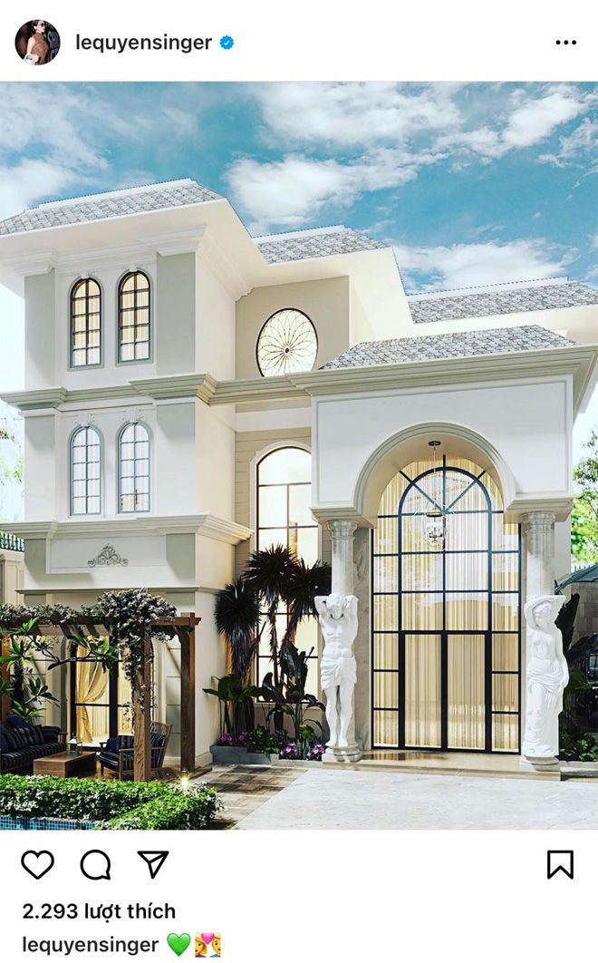 Mới đây nhất, Lệ Quyên cũng đã hé lộ toàn cảnh bên ngoài căn biệt thự trắng cô mới tậu sau khi ly hôn. Căn nhà được thiết kế hiện đại, phong cách quý tộc. Màu trắng giúp căn biệt thự trở nên sang trọng.