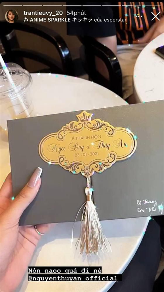 Hoa hậu Tiểu Vy đã hé lộ thiệp cưới của Á hậu Thúy An và chồng tiến sĩ.  Theo đó, hôn lễ của Thúy An sẽ được tổ chức vào ngày 23/1 tại TP. HCM. Từng góp mặt với vai trò bê tráp trong đám cưới tại An Giang, Tiểu Vy đang rất mong chờ được đến chúc phúc Thúy An trong hôn lễ sắp tới.