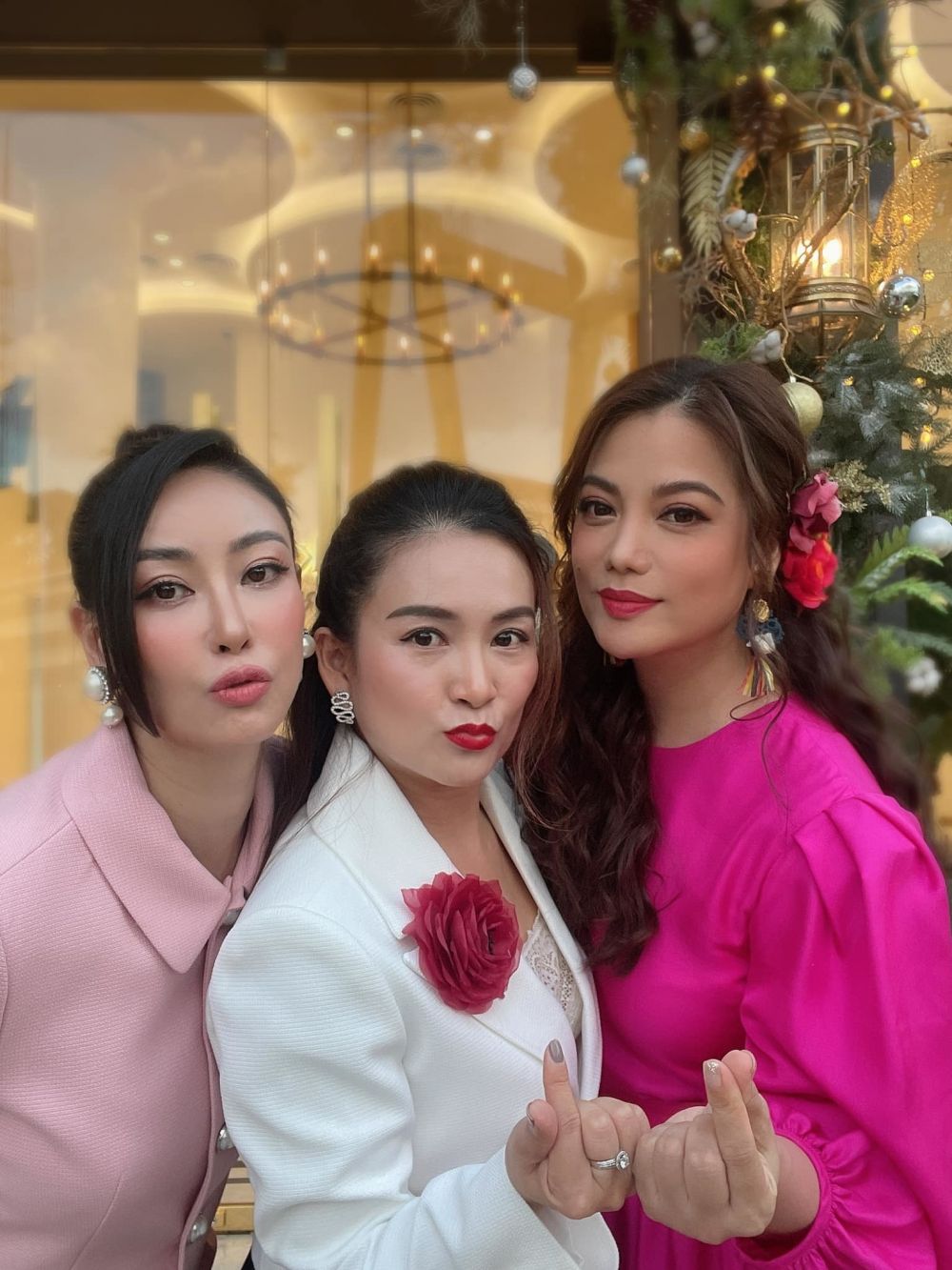 Trương Ngọc Ánh hội ngộ hội bạn thân Hà Kiều Anh cùng bà xã Bình Minh dịp cuối tuần.