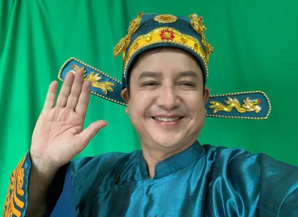 Nghệ sĩ Chí Trung chúc mọi người cuối tuần vui vẻ trong trang phục Táo Quân. 