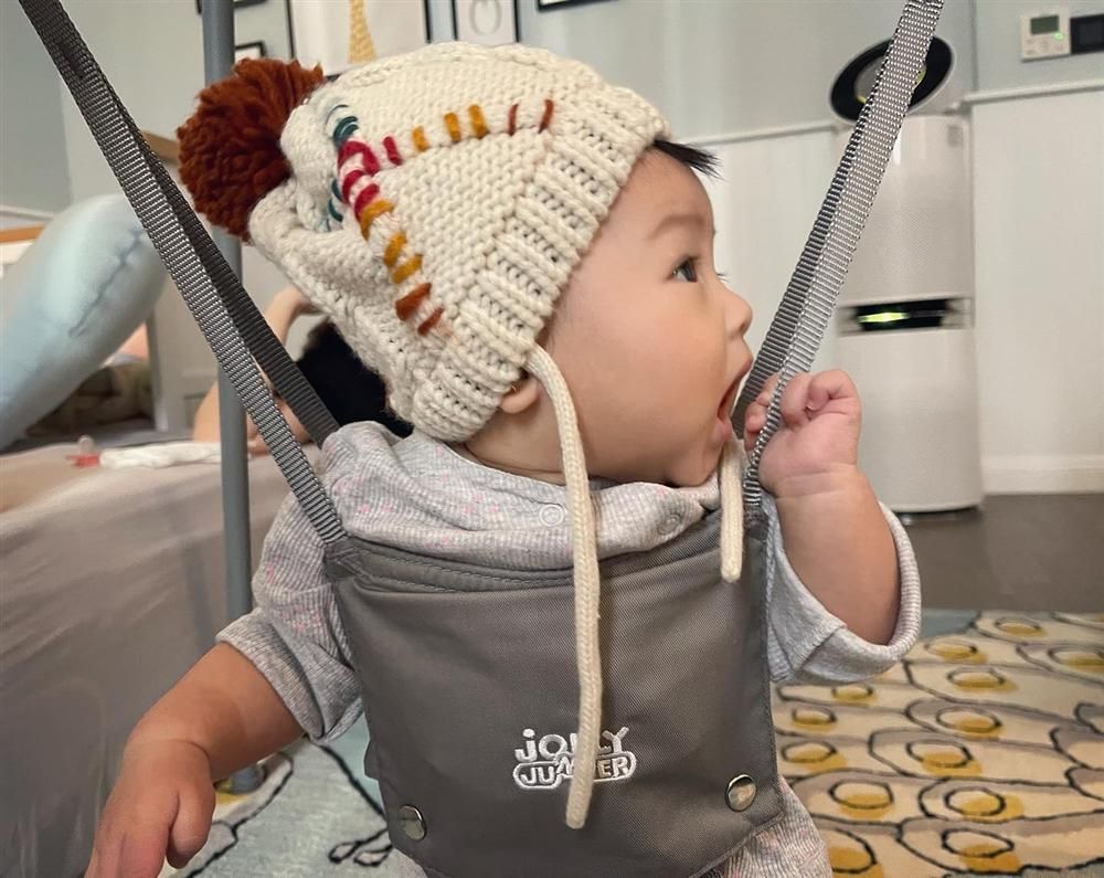 chia sẻ hình ảnh mới của con gái Suchin. Dù vẫn chụp ở góc nghiêng, song đây là lần đầu tiên chân dài khoe gương mặt ái nữ rõ nét như vậy.  Trong ảnh, cô bé Suchin khiến ai nhìn cũng yêu với gương mặt bầu bĩnh, dễ thương, mắt đen láy. Suchin trộm vía khá cứng cáp khi tròn 5 tháng tuổi. 