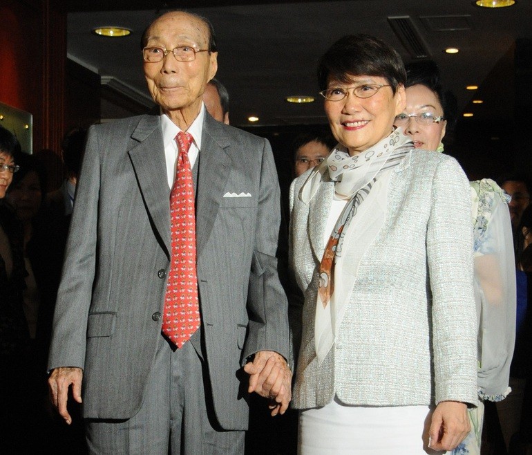 Phương Dật Hoa trở thành trợ lý, đồng nghiệp, và bạn thân của tỷ phú Thiệu Dật Phu khi ông vẫn đang chung sống với người vợ đầu tiên. (Nguồn: OC) Phương Dật Hoa trở thành trợ lý, đồng nghiệp, và bạn thân của tỷ phú Thiệu Dật Phu khi ông vẫn đang chung sống với người vợ đầu tiên. (Nguồn: OC)