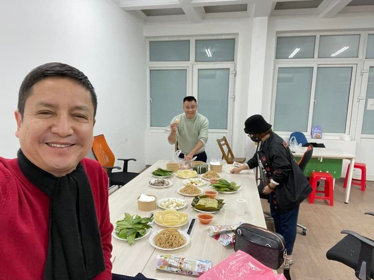 Hình ảnh hậu trường tập luyện Táo Quân được NSƯT Chí Trung chia sẻ. (Nguồn: Fanpage Nghệ sĩ Chí Trung)