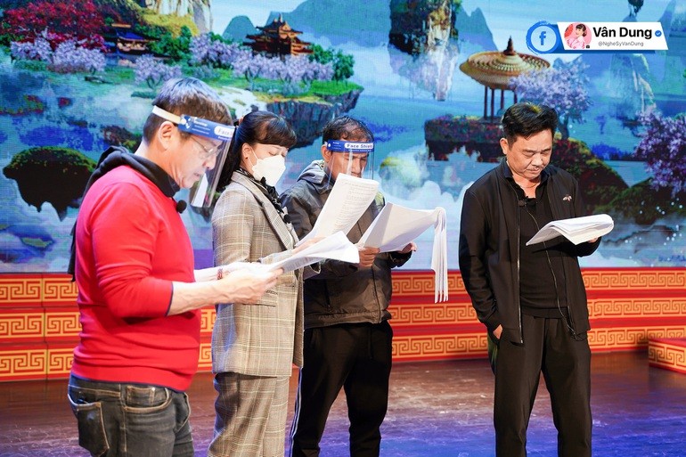 Hình ảnh các nghệ sĩ tập luyện Táo Quân 2022. (Nguồn: Fanpage Vân Dung)