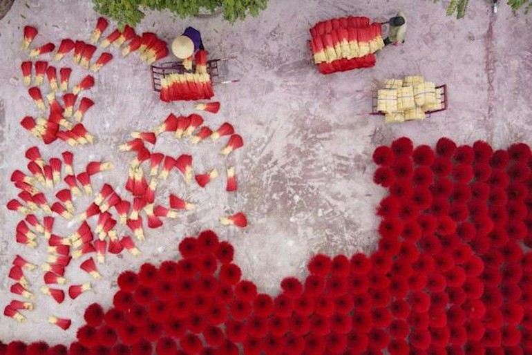 Cảnh nhộn nhịp của làng làm hương Việt ngày cận Tết lên báo Tây