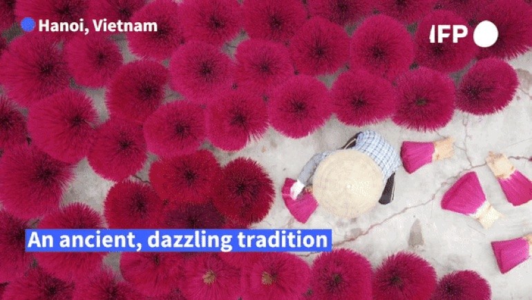 Cảnh nhộn nhịp của làng làm hương Việt ngày cận Tết lên báo Tây