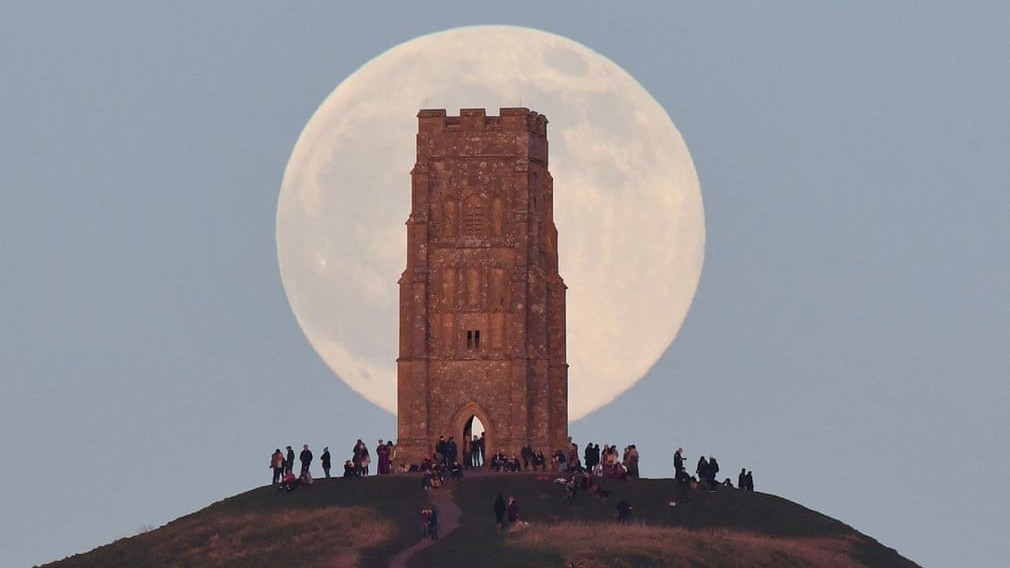 Hình ảnh Trăng Sói xuất hiện trên khắp thế giới