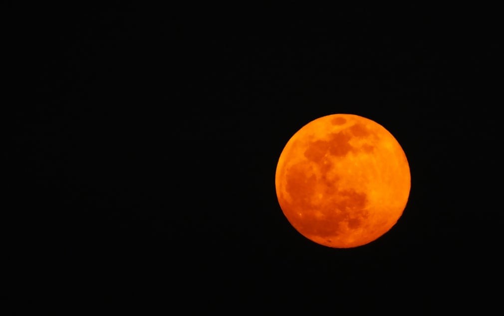 Hình ảnh Trăng Sói xuất hiện trên khắp thế giới